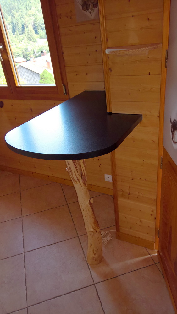 Table en granit noir sur pied bois