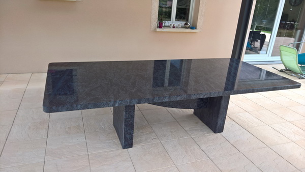 table exterieure en granit 